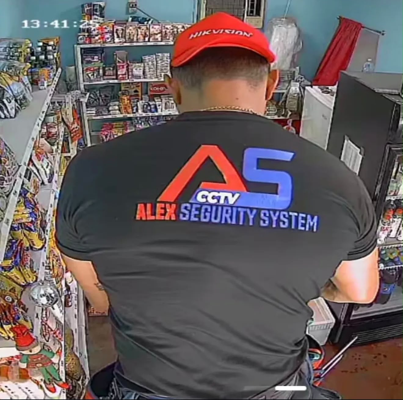 Técnico de Alex Security System configurando sistema CCTV dentro de local comercial