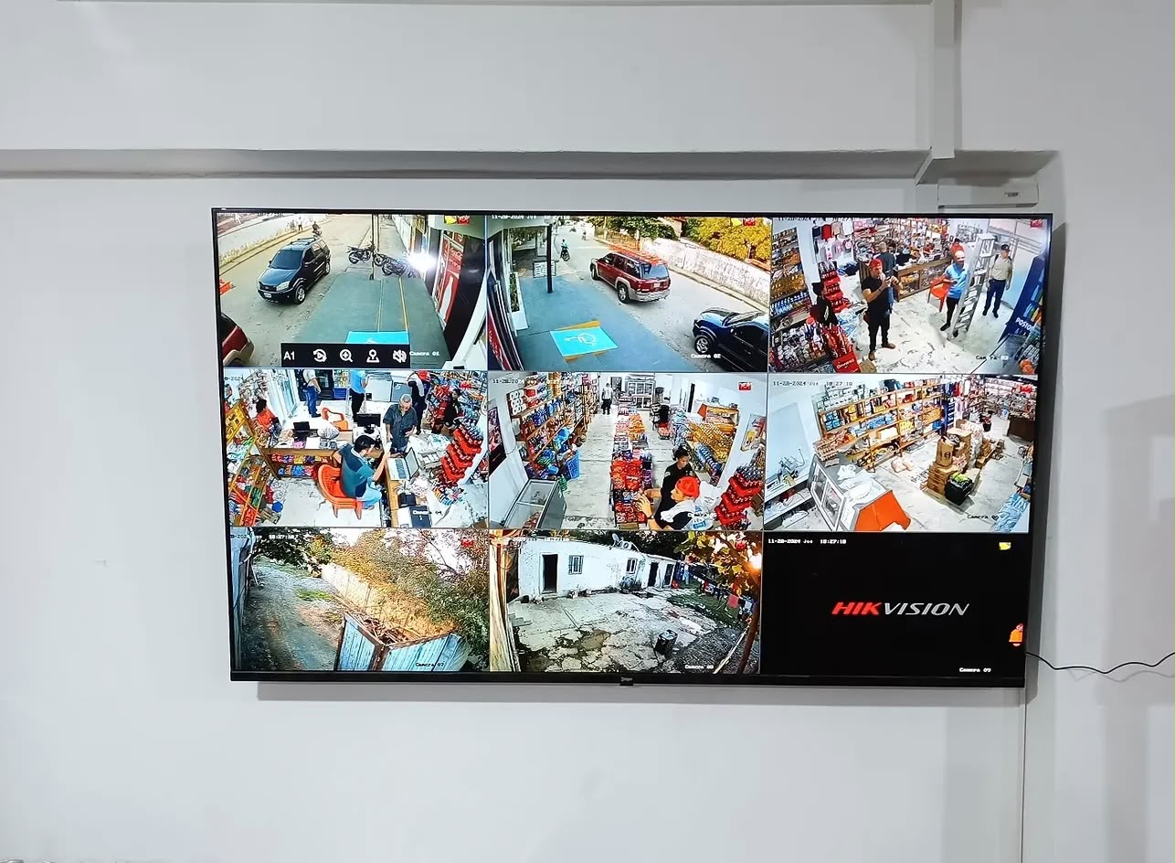 Monitor Hikvision mostrando 9 cámaras en tiempo real — instalación comercial y residencial