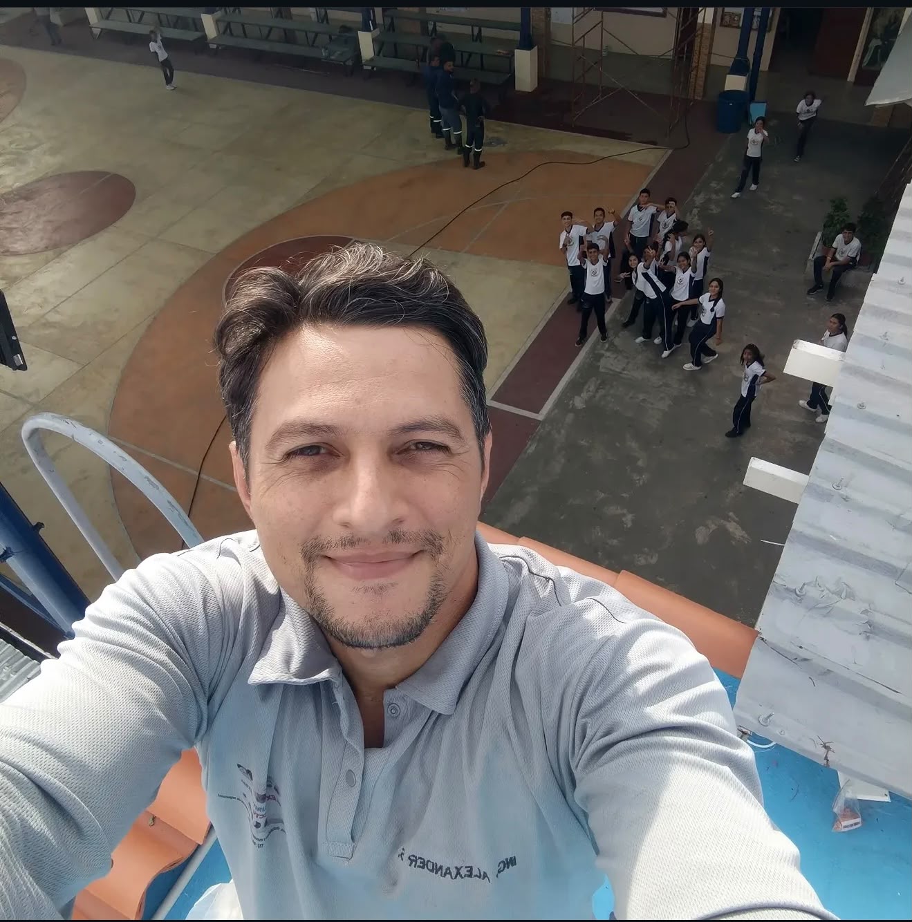 Ing. Alexander Serrudo en trabajo de instalación en altura — institución educativa