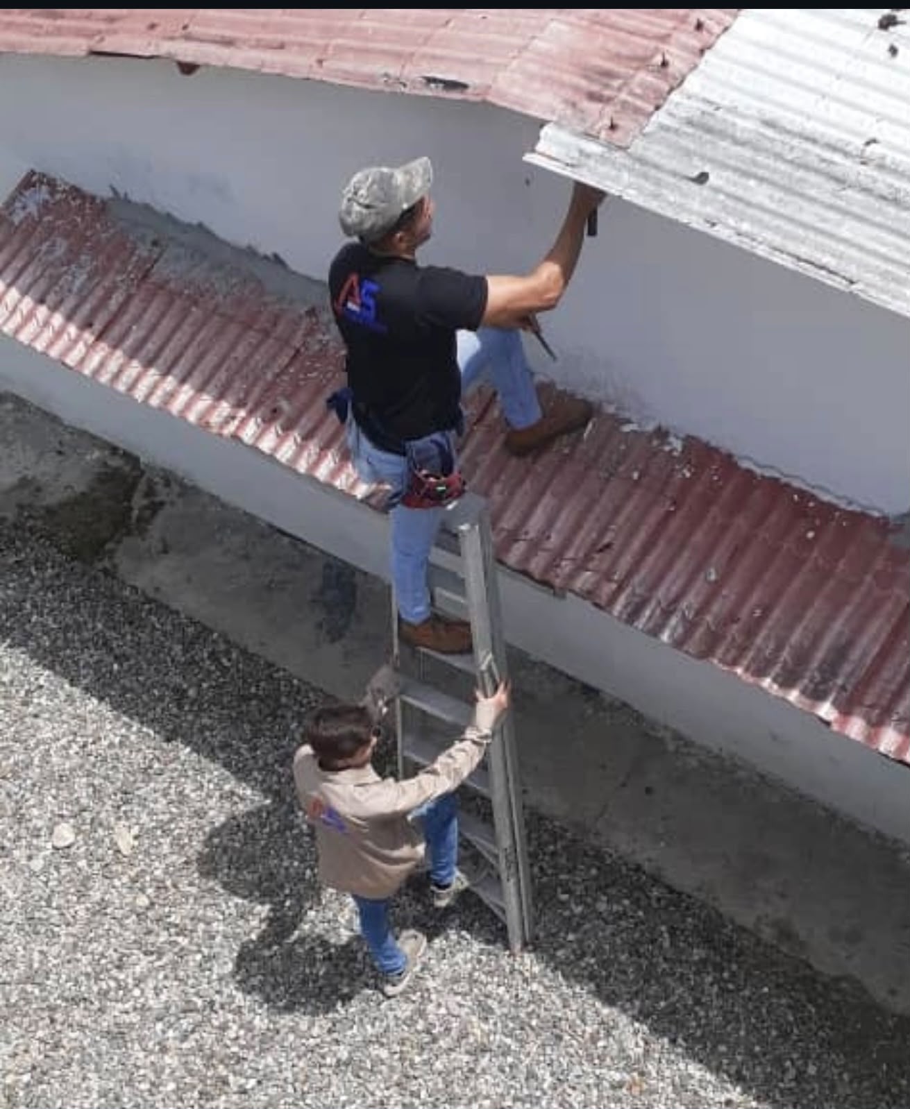 Equipo de Alex Security System instalando cableado en techo — trabajo en alturas