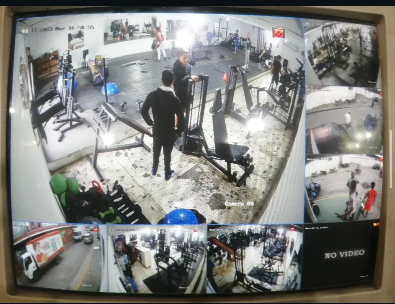 Monitoreo de gimnasio con 8 cámaras cubriendo área de equipos, accesos y estacionamiento